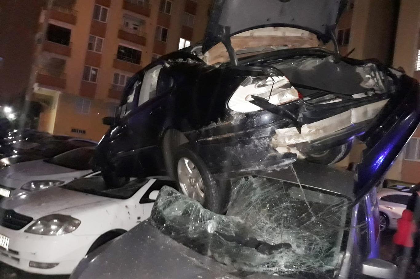 Otomobil 15 metre yükseklikten araçların üstüne düştü: 3 yaralı